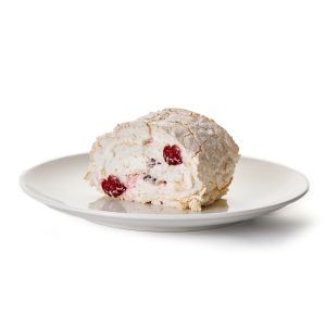 Меренговый рулет с вишней