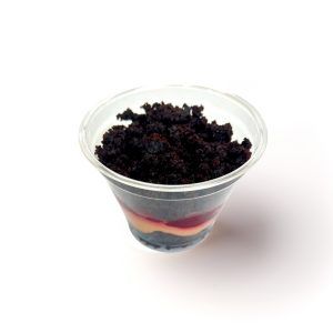 Шоколадный торт с вишней